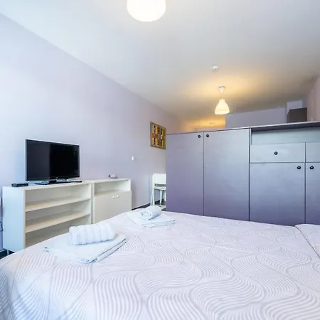 Spacious In The Heart Of Studentski Grad Апартаменты София