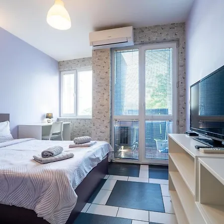 Апартаменты Spacious In The Heart Of Studentski Grad