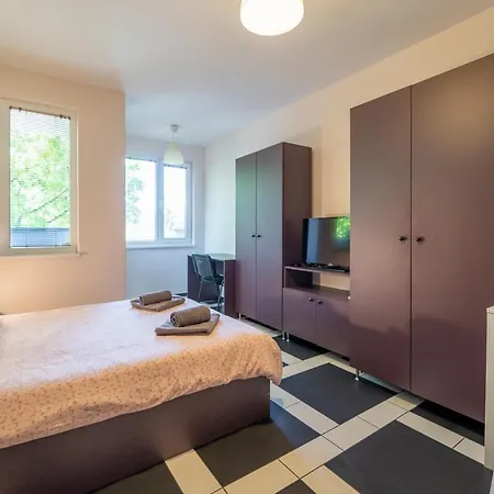 Spacious In The Heart Of Studentski Grad Апартаменты София