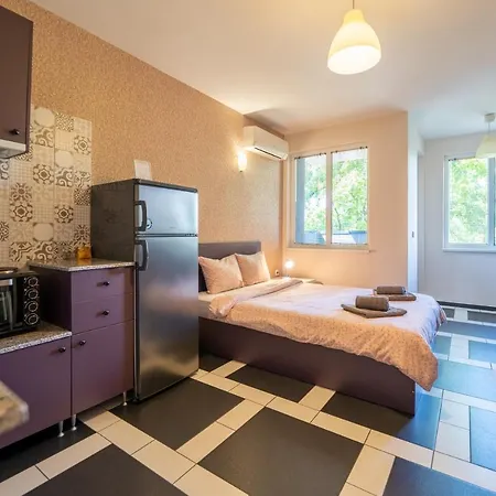 Spacious In The Heart Of Studentski Grad Апартаменты София