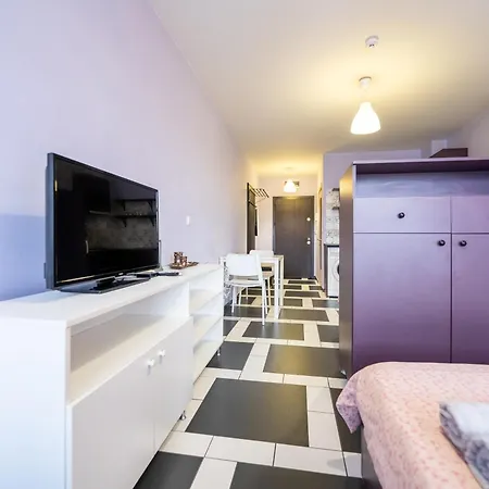 Spacious In The Heart Of Studentski Grad Апартаменты София