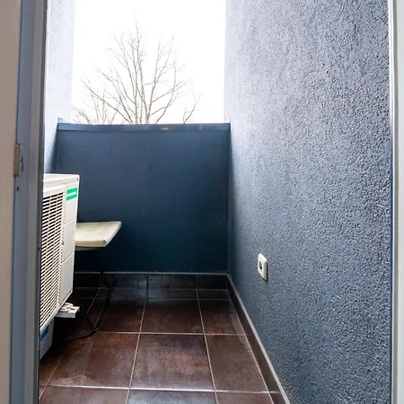 Spacious In The Heart Of Studentski Grad Апартаменты